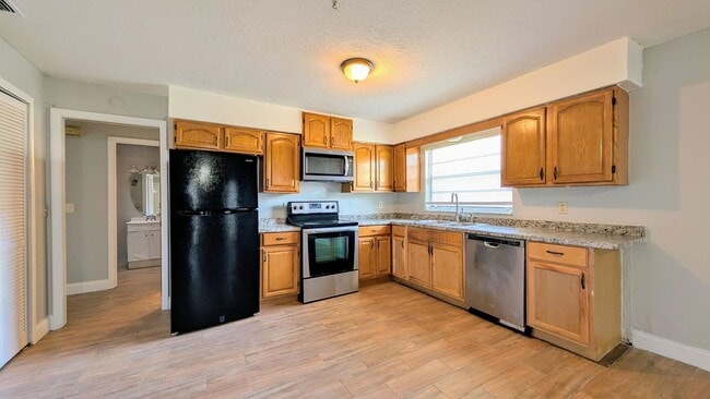 Building Photo - 2 bedroom 2 bath with an updated kitchen, bathrooms, and tile flooring throughout.