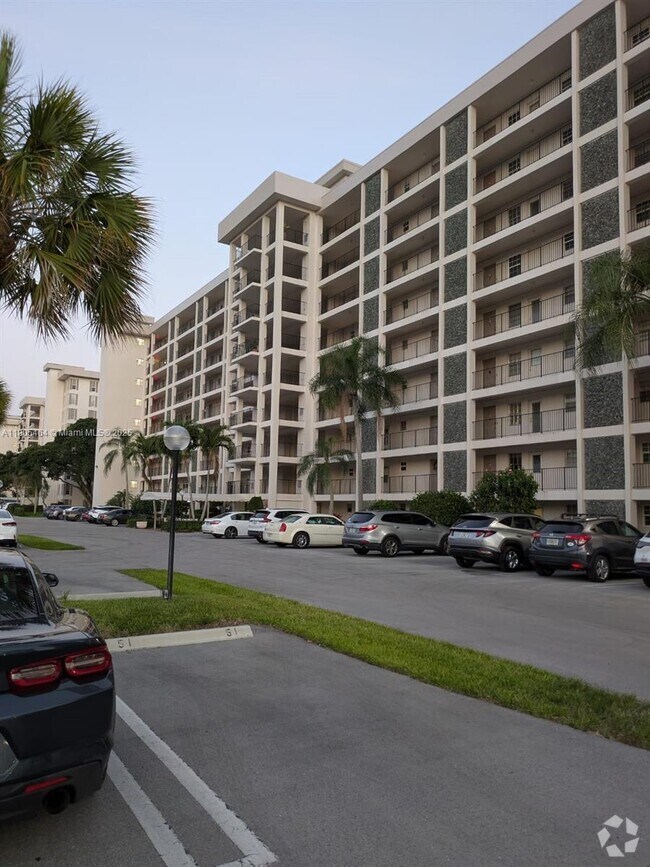 Building Photo - 3100 N Palm Aire Dr