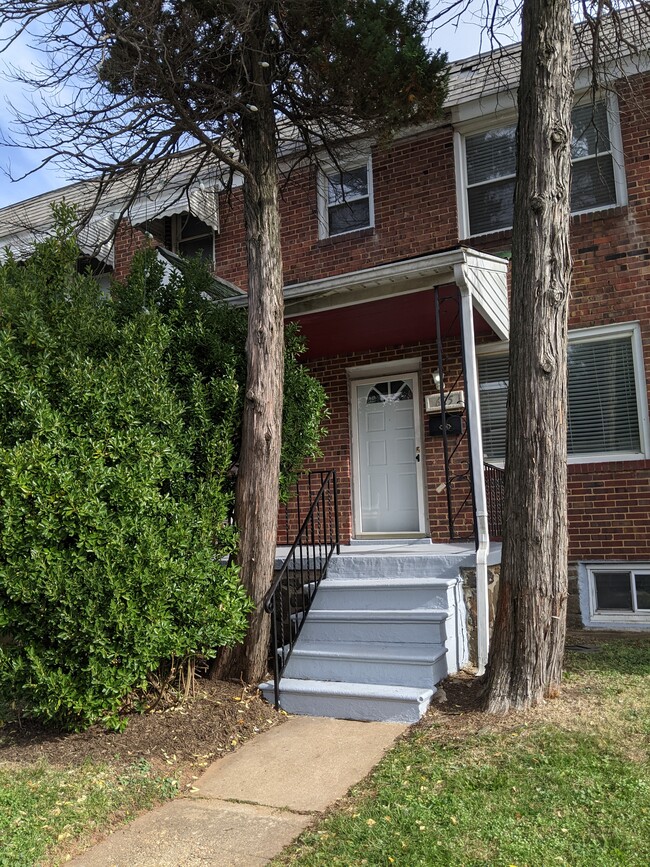 Front entrance - 625 Tolna Street