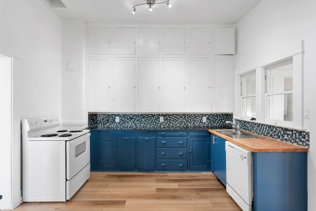 Building Photo - 331 Roberts St