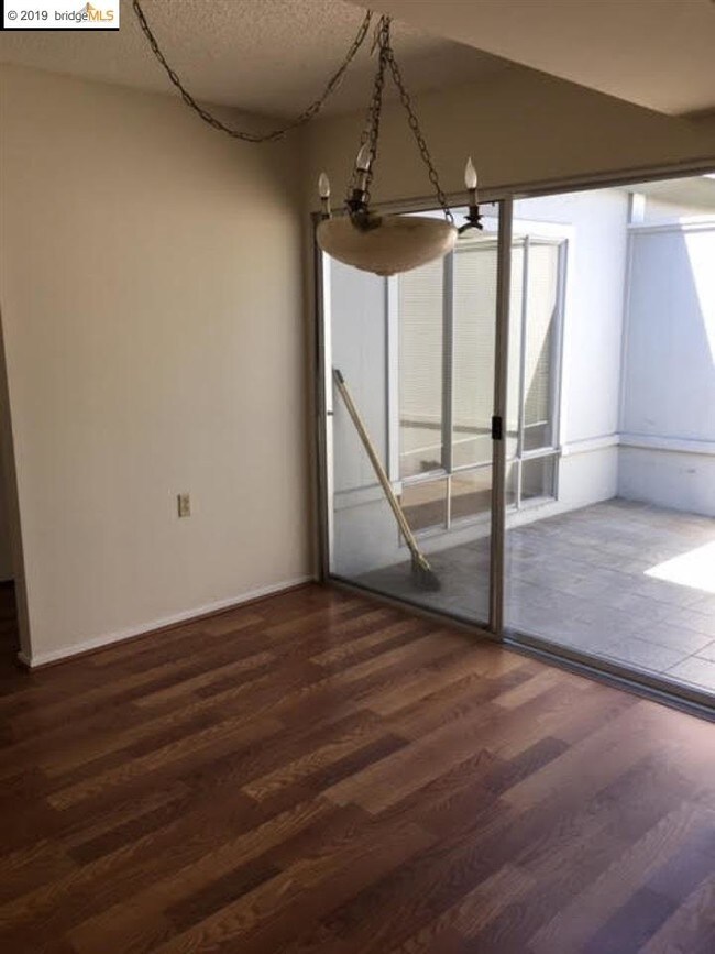 Building Photo - 2116 Pine Knoll Dr