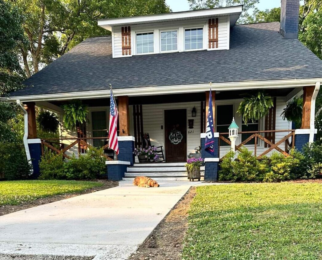 Foto principal - 621 E Iredell Ave