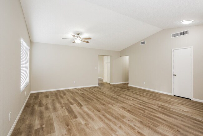 Foto del edificio - 2446 Millcroft Dr