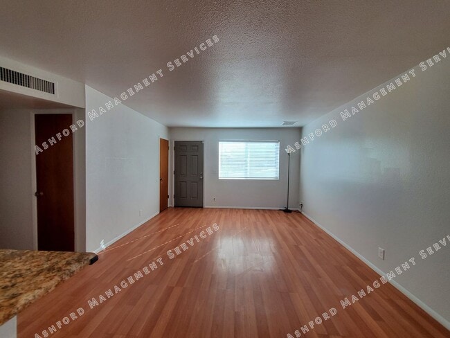 Building Photo - 3 BEDROOM HOME WITH HUGE BACKYARD/GARDEN AREA