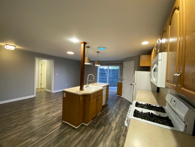 Foto del edificio - 2464-2 NE Ravenwood Dr