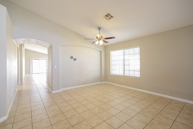 Foto del edificio - 15550 N Naegel Dr