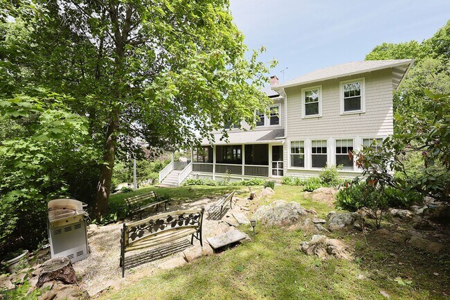 Foto del edificio - 64 Riverview Rd