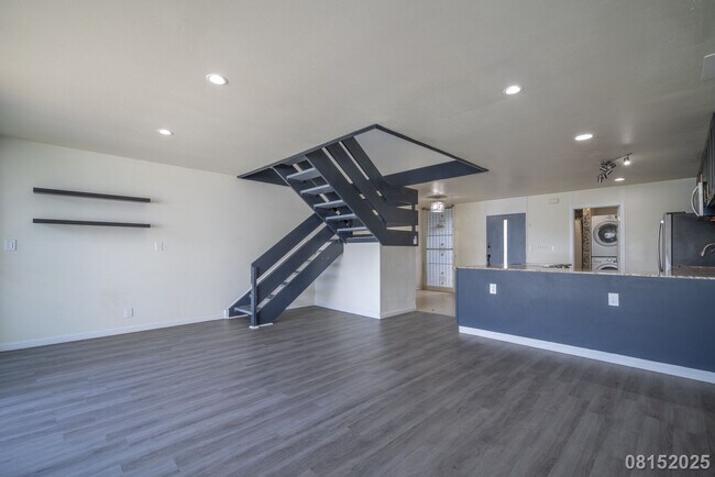 Building Photo - 3 Bed 3 Bath in Laulea Townhomes