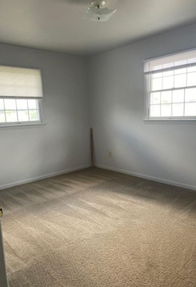 Building Photo - Spacious 2-Bedroom 1.5 Bath