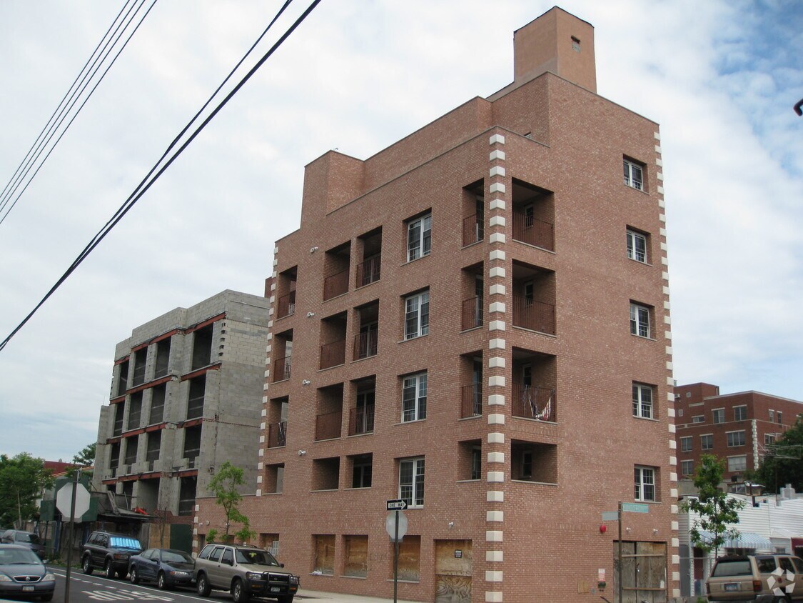 Primary Photo - 529-531 Maple St
