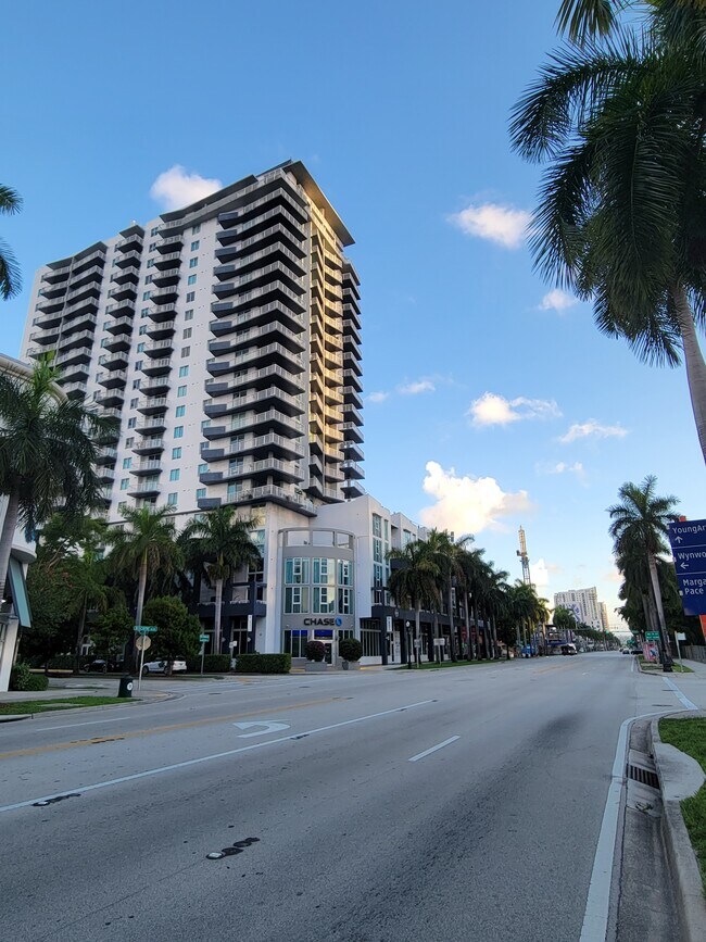 Foto del edificio - 275 NE 18th St