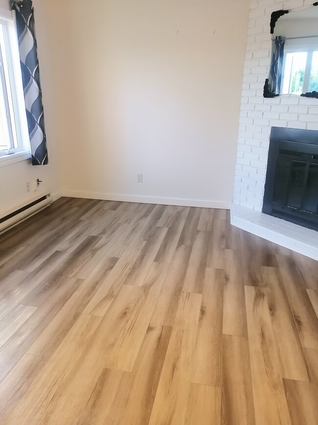 Photo du bâtiment - 1 Bed / 1 Bath Apartment for Rent! Available May 1st!