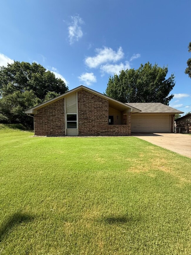 Building Photo - Beautiful 3/2/2 with large backyard and co...