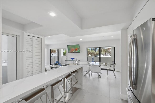 Foto del edificio - 5415 Collins Ave