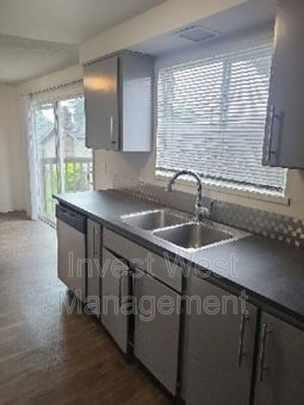 Foto del edificio - 3108 Kauffman Ave