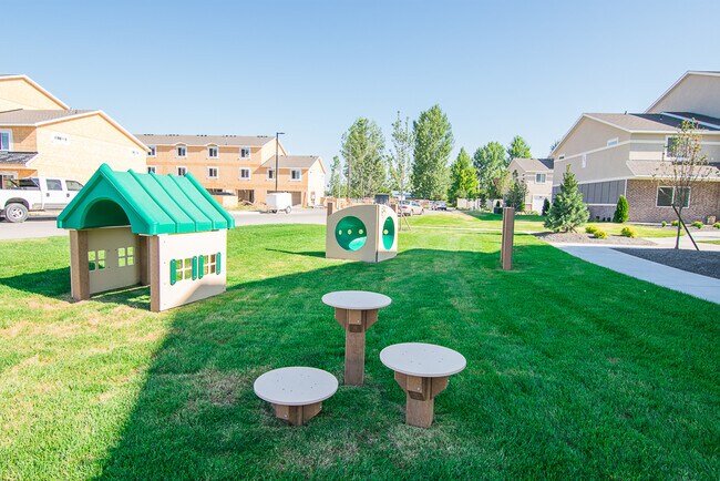 Espacio de juegos infantiles - Lovely 3-Story Townhomes in The Brickyard!