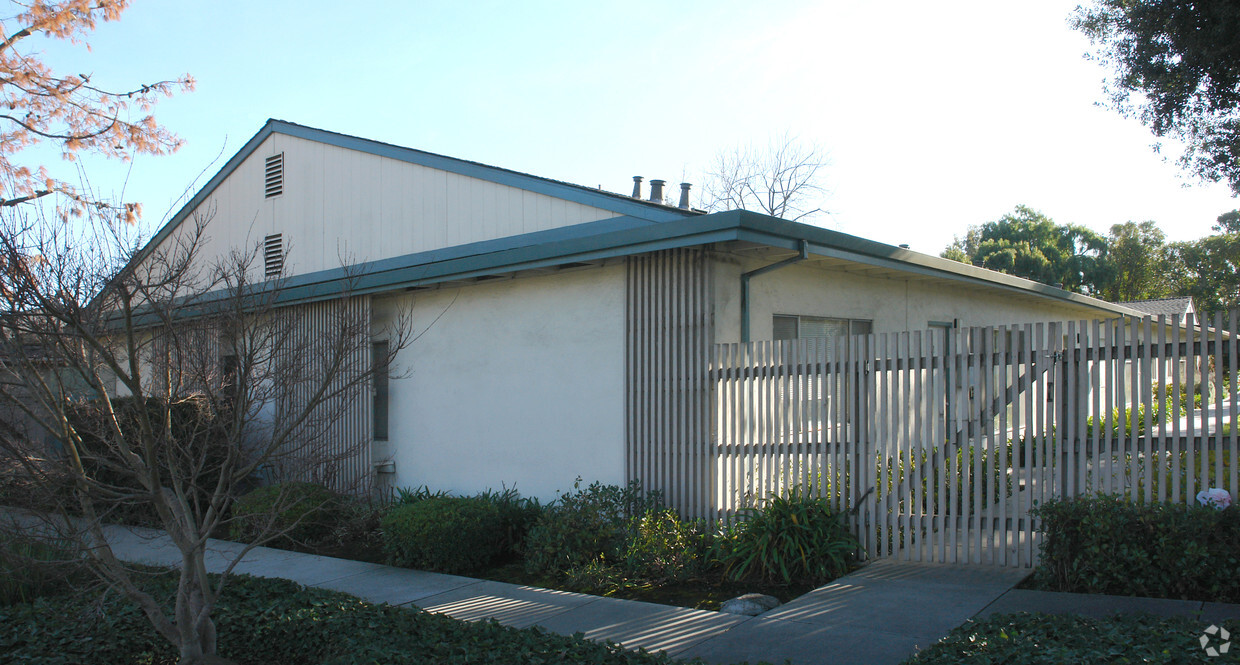 Building Photo - Oak View Apartments