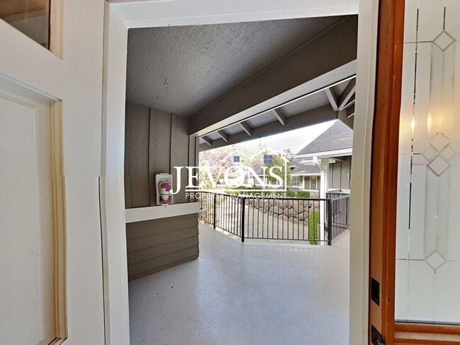 Building Photo - Fabulous 2 Bedrooms, 2 Bathroom, Top-Floor Condo in Klahanie