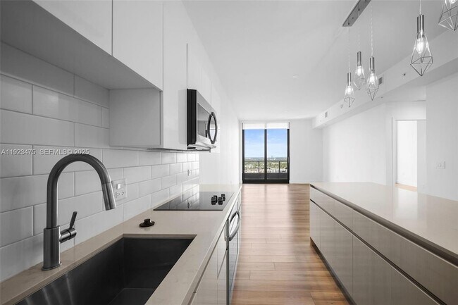 Foto del edificio - 101 Diplomat Pkwy