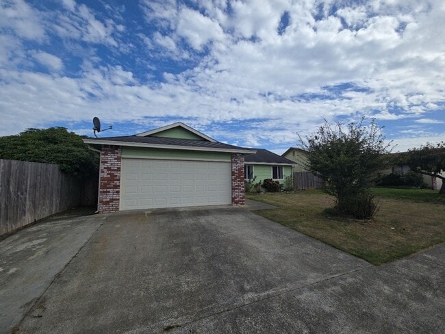 Foto del edificio - 3BD/2BA McKinleyville home features ample ...