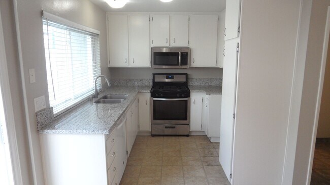 Building Photo - YORKTOWN VILLAS 2 BEDROOM TOWNHOME.