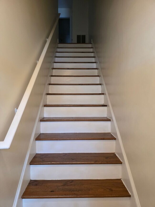 Foto del edificio - 3 bedroom 3 bath townhouse with one car ga...