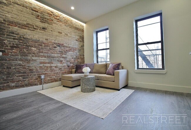 Foto del edificio - Spacious 2BR w/ Laundry, Pets OK, Backyard & Lounge | Steps to Brower Park & 3/4/C Trains