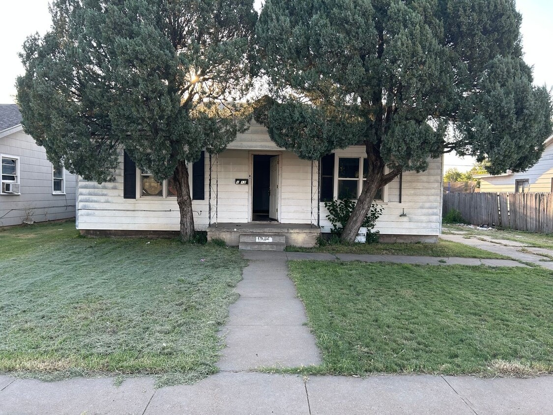 Primary Photo - Large 3 bed 1 bath Home