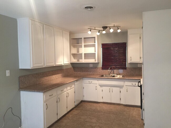 Building Photo - 2073 Mt Vernon Dr