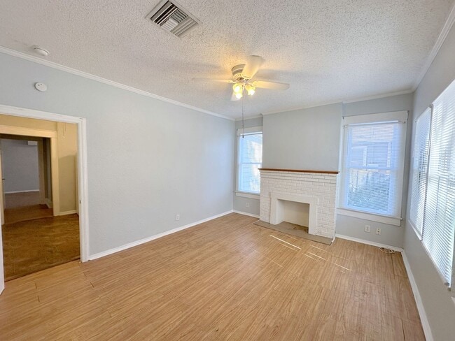 Building Photo - Cozy 2BR/1BA Duplex in South Tampa Plant H...