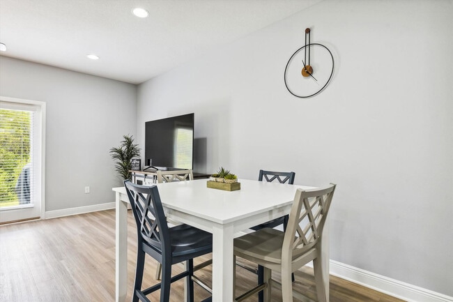 Foto del edificio - 7664 Shadow Lake Dr