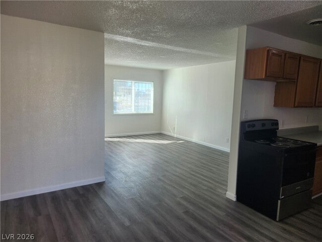 Building Photo - 2700 E Basswood Ave