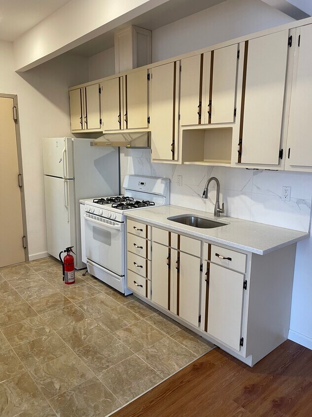 Kitchen - 2464 64th St