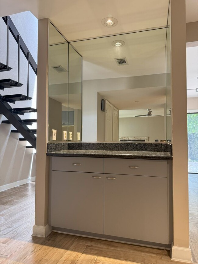 Building Photo - Beautifully updated 2 bedroom 2.5 bath townhome in highly desirable Lake Ivanhoe!