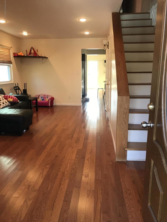 Foto del edificio - 456 Hunter Ave