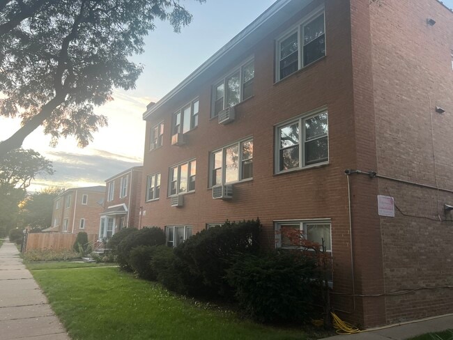 Building Photo - 2724 W Berwyn Ave
