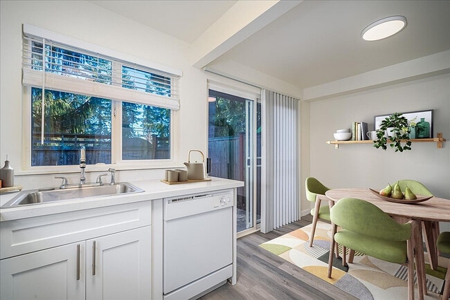 2 Bed, 1.5 Bath Dining Room - Park Ballinger 75