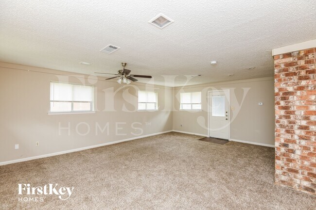 Building Photo - 2100 Cedar Ct