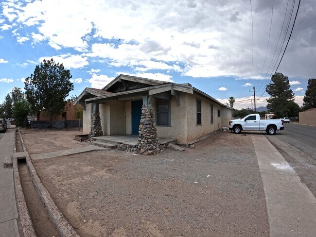 Building Photo - 702 N. Armijo