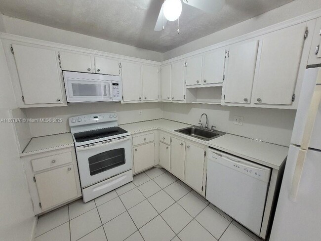 Building Photo - 1200 NE Miami Gardens Dr