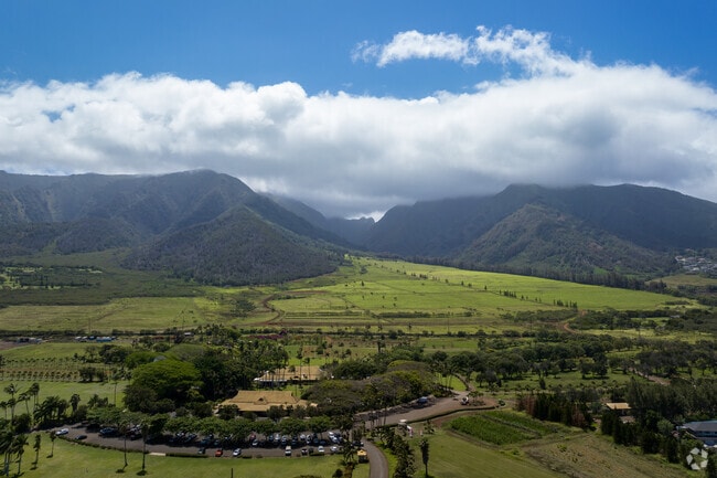 Maui Tropical Plantation and mountains in the background