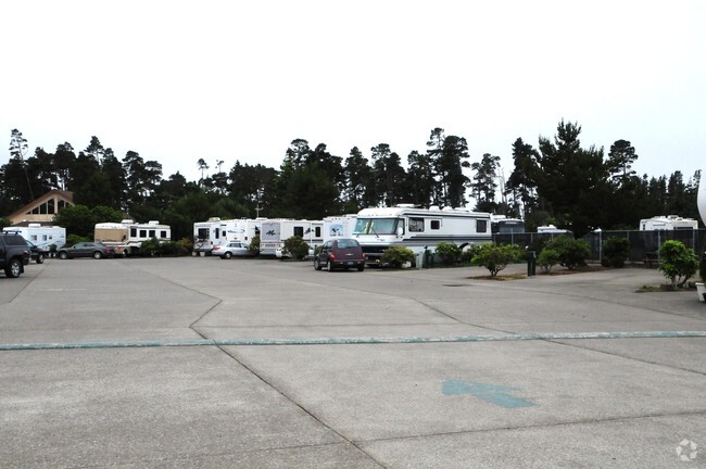 Foto del edificio - Pacific Pines RV Park & Storage