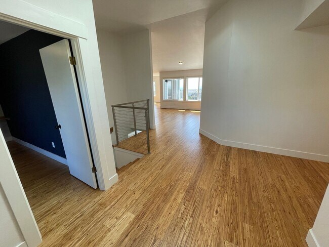 Building Photo - 5005 Kingsway
