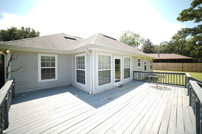 Building Photo - 3 Bed / 2 Bath Home with Sunroom in Killea...