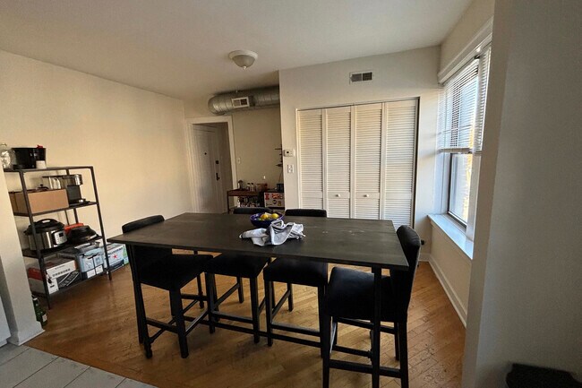 Building Photo - 3321 N Lakewood Ave