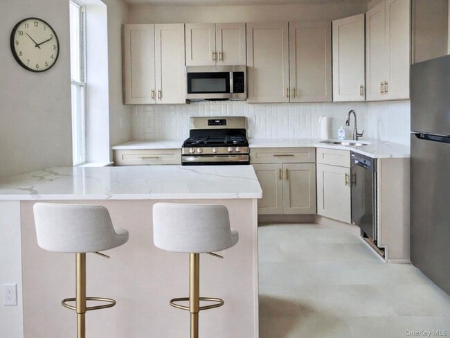 Building Photo - 60-85 71st Ave