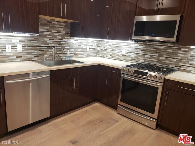 Building Photo - 2 br, 2.5 bath Condo - 15200 Magnolia # 302