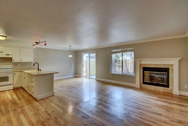 Foto del edificio - Spacious 3 bed Townhome with Fenced Yard, Garage, & Community Pool in Prime Boise Location!