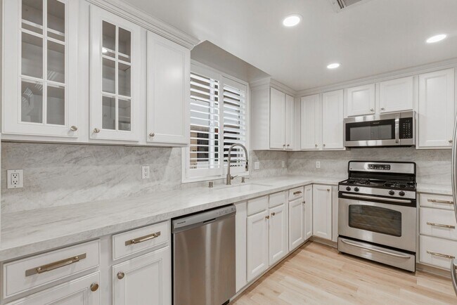 Foto del edificio - Massive Three Bedroom Two Bath Condo Available now!