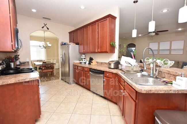 Building Photo - 7061 Heatherbrook Dr